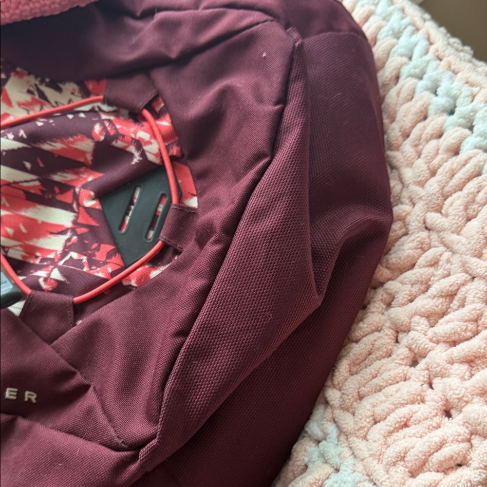 NWOT: The North Face Jester Burgundy Backpack with a cotton-silk bag charm - Picture 12 of 13